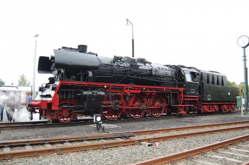 Hier steht die ex DR-23er in voller L�nge kurz vor der Aschengrube, wartend auf das  Fahrt  zeigende Rangiersignal. Diese Lokmannschaft verstand es ausgezeichnet ihre Maschine den vielen G�sten zu pr�sentieren