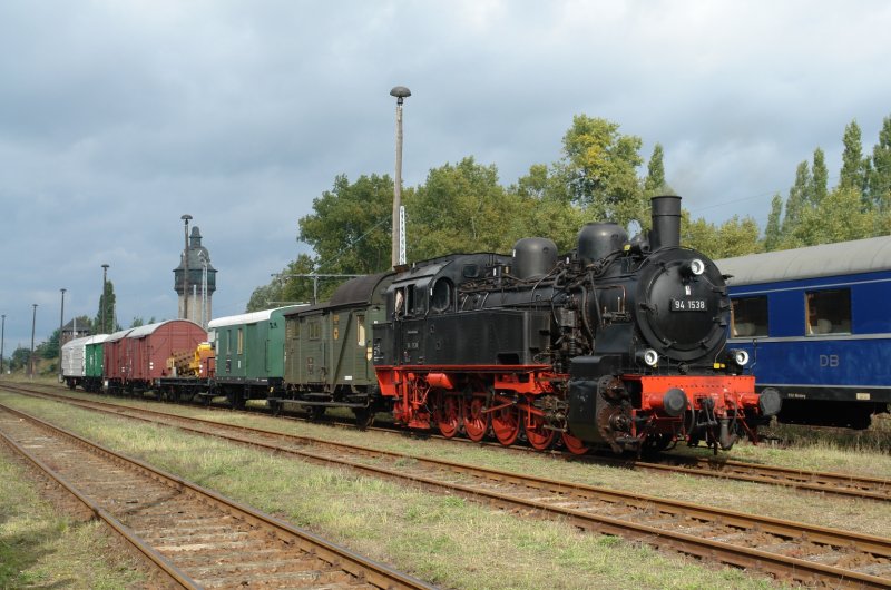 Hier steht der Fotog�terzug mit 94 1538 vom letzten Dampflokfest im Jahr 2007 in Berlin Sch�neweide. Als in der Mittagszeit die letzten Sonnenstrahlen das Fotoobjekt anstrahlten, bevor sich die Sonne f�r l�ngere Zeit verabschiedete, nutzte ich diese Gelegenheit, um eine Erinnerungsbild zu produzieren. (30.09.07)