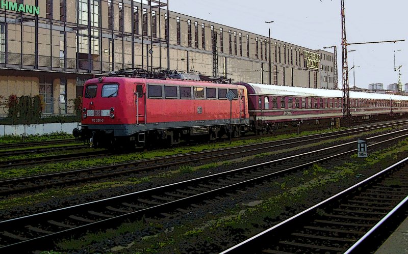 Hier steht gerade 110 200 -3 abgebgelt mit einem Sonderzug am Rgber Hbf. 
25.09.2009 Regensburg Hbf
