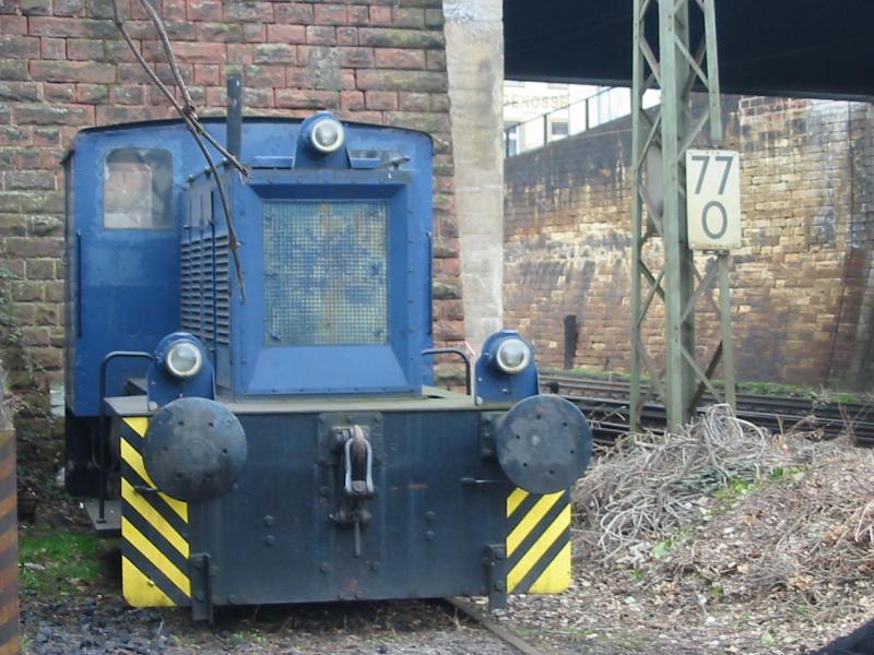 Hier steht eine kleine blau Diesellok im Neust�dter Museum.