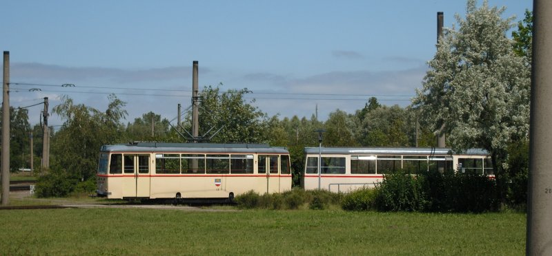 Hier steht der LOWA-TW 46 in der Schleife  Dierkower Kreuz , die sonst nur bei Betriebseinschrnkung oder Betriebsfahrten genutzt wird.
Rostock, 13.06.2009