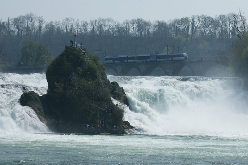 Hier steht nicht der Zug sondern der tosende Rheinfall im Mittelpunkt.
(14.04.2009)