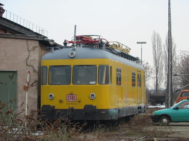 Hier steht der Turmtriebwagen 701-156 im Park and Ride Parkplatz. 