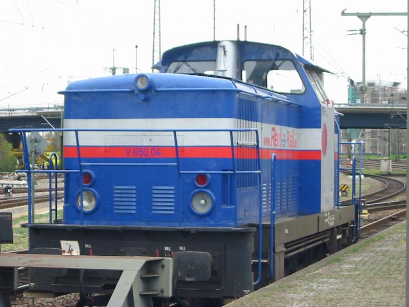 Hier steht die V650 in Mannheim Hbf, mit www.rent-a-rail.de Werbung.