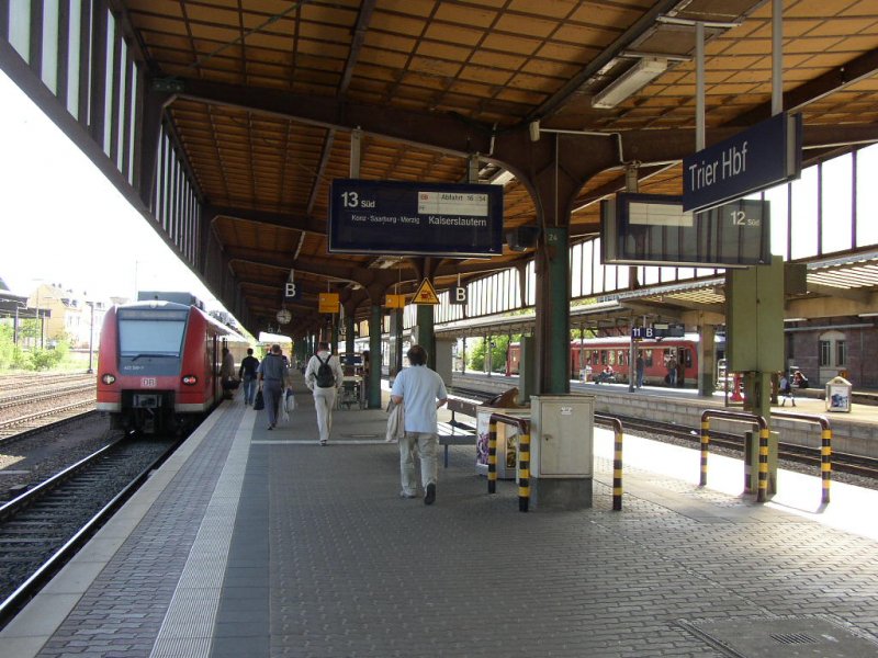 Hier steht zum Einsteigen bereit, RE nach Kaiserslautern ber Saarbrcken Hbf.

Trier Hbf, 02.05.07