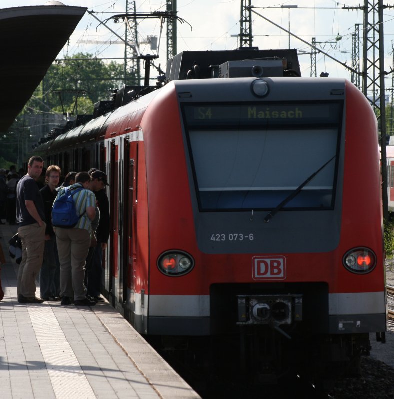 Hier steigen Sebastian Fuchs, Michael Raucheisen, Christian Maier und die drei schweizer Kollegen gerade in die S-Bahn. Aufgenommen in Trudering. Bahnbilder Treffen 16.05.2009.