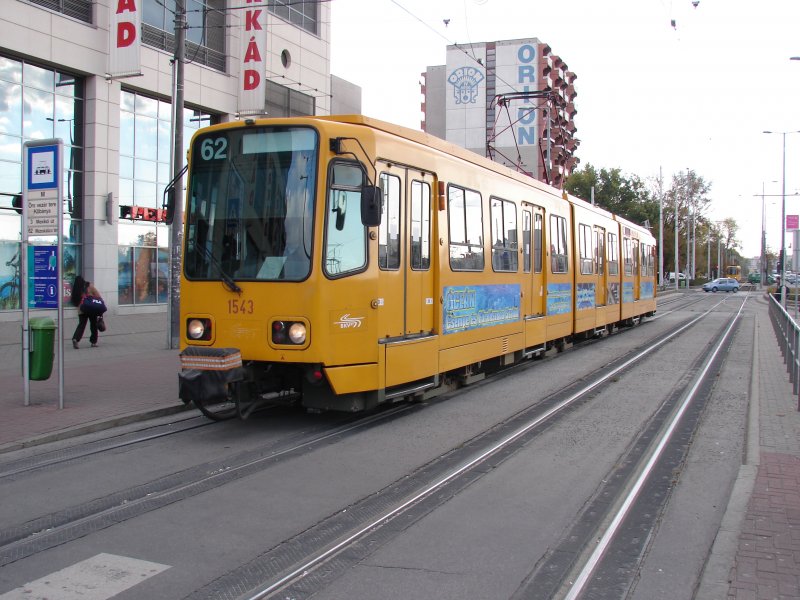 Hier eine Straenbahn in Budapest/Ungarn an der Haltestelle rs vezr tere. Aufgenommen am 20.10.2007