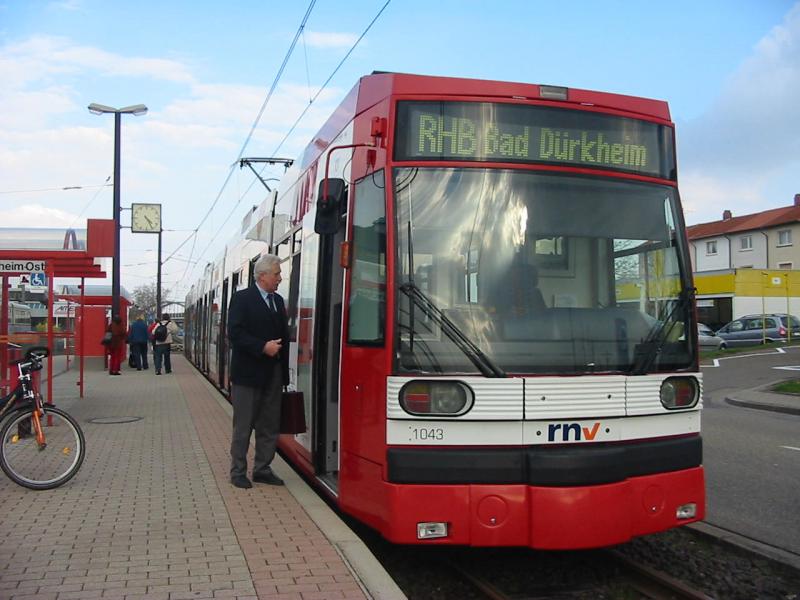 Hier ist eine Straenbahn des RHB in Bad Drkheim eingefahren. Hier wird nun der Lokfhrer gewechselt.