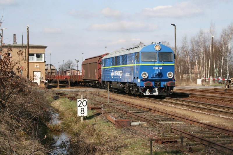 Hier ist SU46-026 auf der Rckfahrt von Horka nach Wegliniec.Horka den 21.03.09
