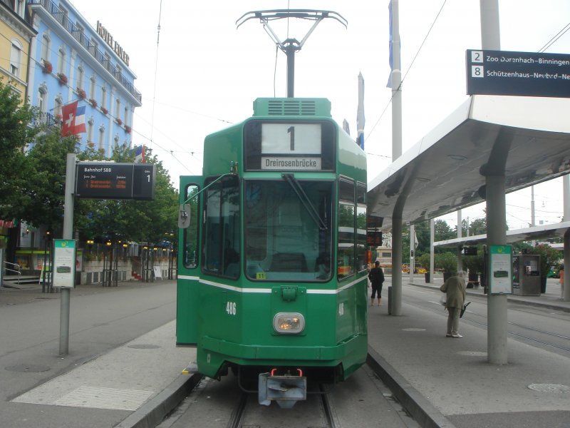 Hier die Tram Linie 1 am Bahnhof Basel SBB. Aufgenommen am 21.07.07