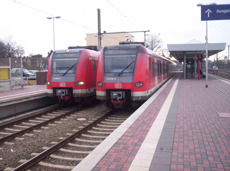 Hier treffen sich 423 038 und 423 049 beide als S13 aus und nach Troisdorf. Horrem 12.04.2006
