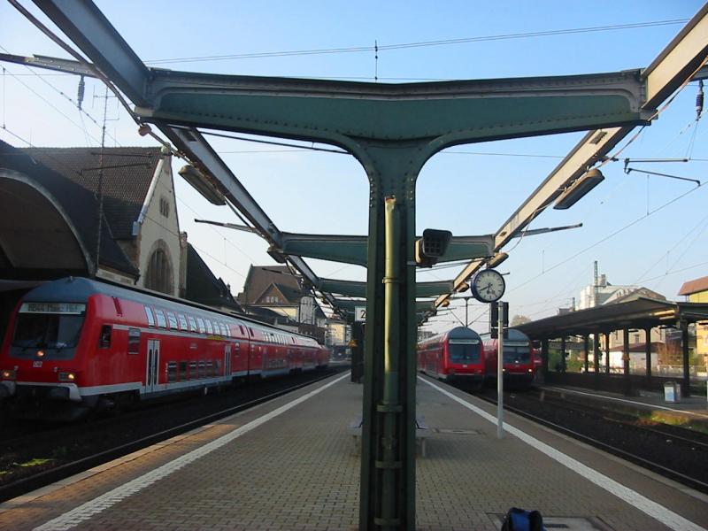 Hier treffen sich gleich 3 Doppelstocksteuerwagen der 2.Gattung.
Links RB44 nach Mainz, daneben RB44 nach Mannheim Hbf, und ganz rechts die RB von Mainz ber Alzey dieser Zug endet in Worms Hbf.