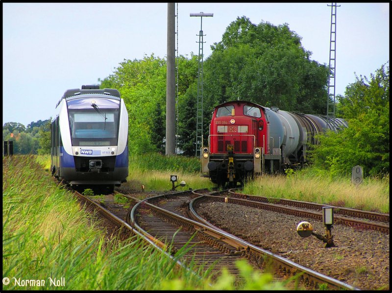 Hier trifft das Industriegleis Wilhelmshaven auf die Strecke Sande/Esens wo 295 094-7 die Vorbeifahrt des VT517 der NWB nach Sande abwarten muss.31-07-2009
