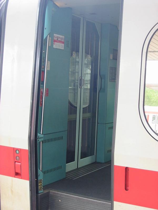 Hier ist die T�r zusehen durch die, der Lokf�hrer eines ICE1 in die Lok kommt.