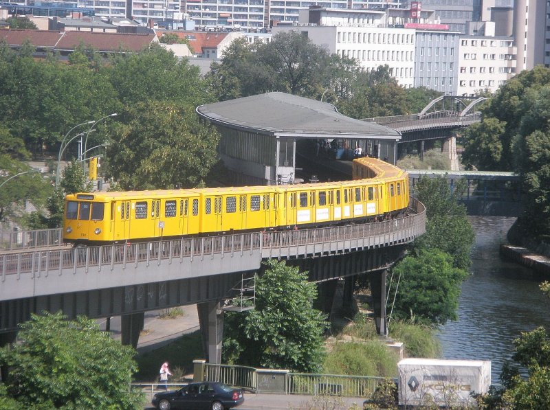 Hier die U1, bei der Einfahrt am 6.8.2009 in Die Station Mckernbrcke.