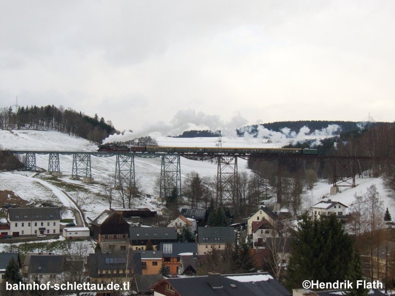 Hier die berfahrt des Pendelzuges Schlettau - Schwarzenberg ber das Markersbacher Viadukt. Zuglok ist 50 3648-8
Datum: 22.03.2008
