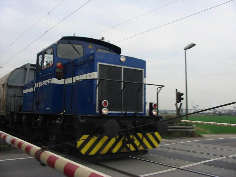 Hier berquert eine kleine Diesellok der Firma UNISPEED am 29.03.2005 den Bahnbergang in Worms. Sie hat aber nur zwei Gterwagen.