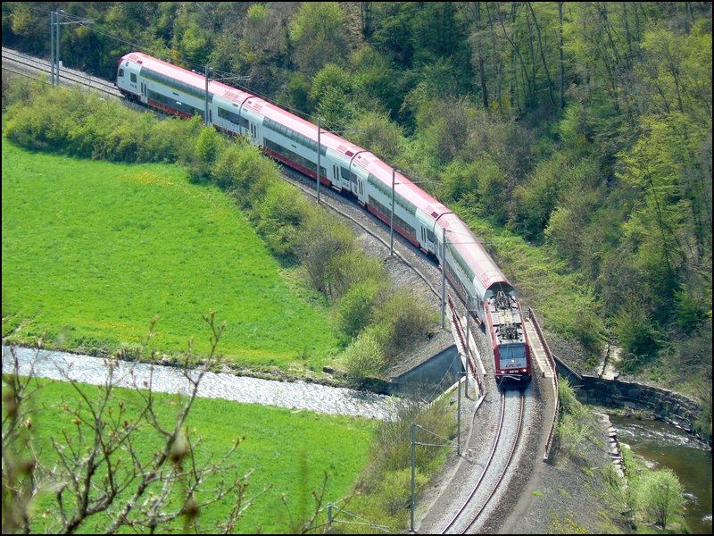 Hier berquert RB 3240 gerade eine Brcke ber die Wiltz, kurz bevor er den Bahnhof von Kautenbach erreichen wird. 04.05.08