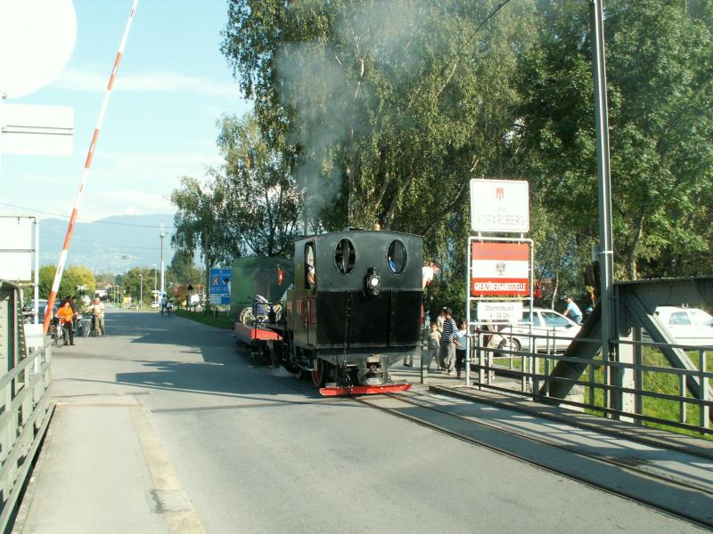 Hier berquert der Zug,nachdem die Lok umgesetzt hat, die Rheinbrcke  nach Widnau/SG (Schweiz) Lustenau-Wiesenrain 25.09.05