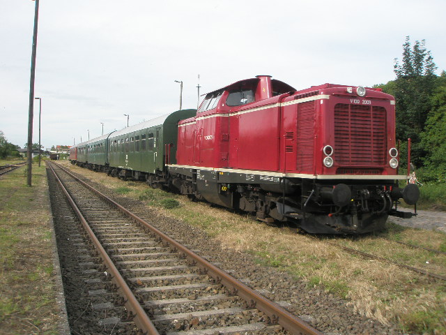 Hier die V100 2009 mit ihrem Sonderzug, stand sie am 27.6.2009 auf dem Abstellgleis in Plau am See.