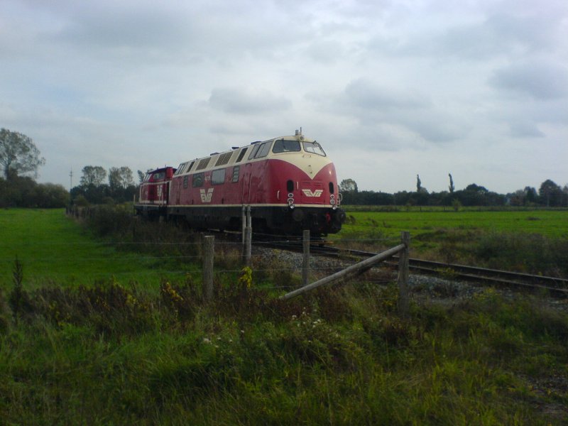 Hier die v100 die gerade die v200 aus Bremen abschelppt. Unter einem drehgestell befindet sich ein hilfsdrehgestell.