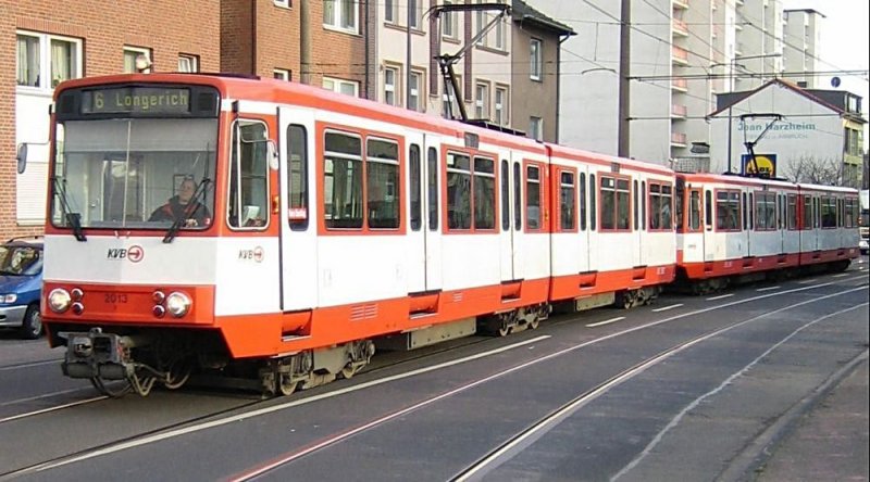 Hier verkehren heute Niederflurfahrzeuge als Linie 15. Wagen 2013 und Wagen 2099 als Linie 6 im M�rz 2007 auf der Neusser Str., kurz vor der Haltestelle Wilhelm-Sollmann-Str. Wagen 2013 tut inzwischen am Bosporus Dienst.  