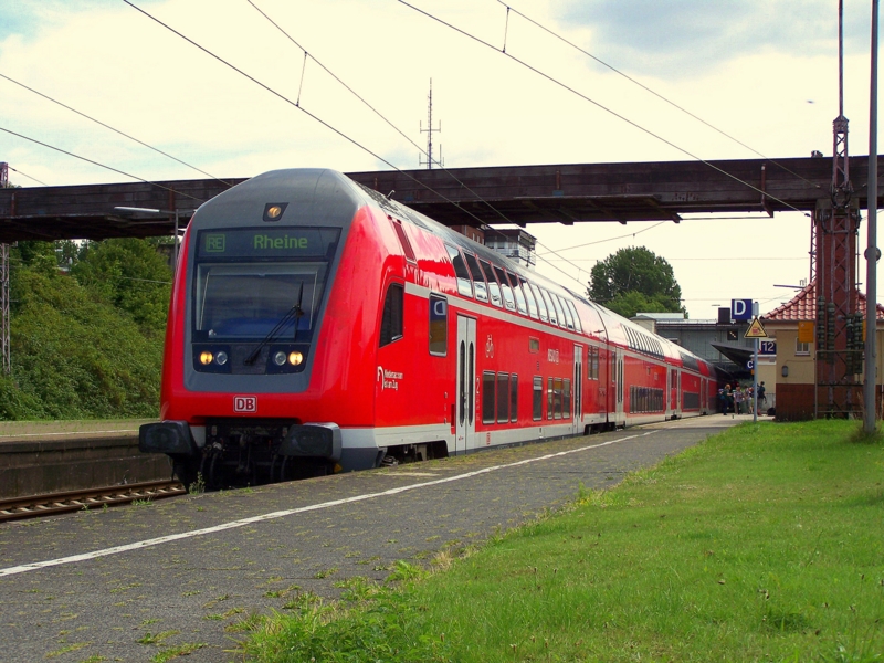 Hier verlsst der RE60 aus Braunschweig kommend den hauptbahnhof von Osnabrck um seine Fahrt in Richtung Rheine fort zu setzen. 31.07.09