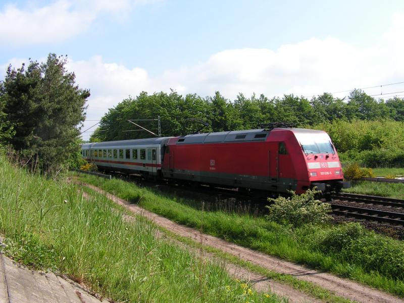 Hier (vermutlich) BR 101 230-5 mit dem IC Oldenburg-Leipzig.