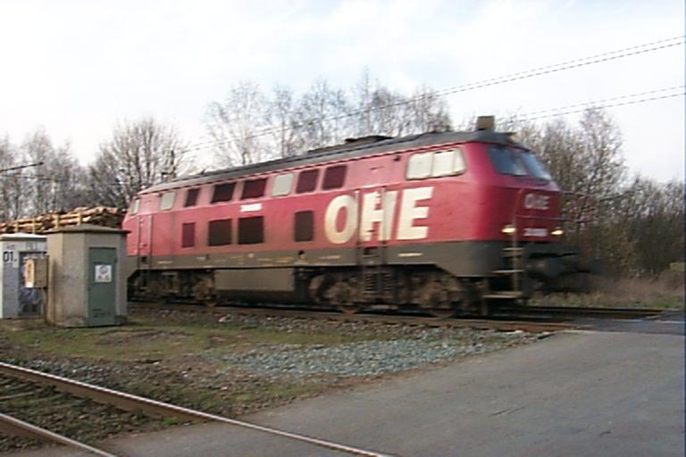 Hier vermutlich eine BR 218 der OHE mit einem Holztransport, der in Liebenau im Kreis Nienburg (Weser) beladen wurde, dann ber die einspurige Nebenbahn ber Marklohe nach Nienburg fuhr, und sich nun am 22.3.05 auf den Weg nach Hannover macht.
