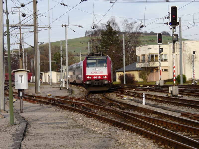 Hier verrichtet Lok 4019 mit 4 Dostos und Steuerwagen 017 den Shuttledienst zwischen Ettelbrck und Diekirch zum Fastnachtsumzug am Nachmittag des 03.02.08. Fr den heutigen Abend sind die Putzkolonnen zu bedauern! 