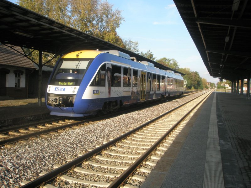 Hier VT803 als HEX80824 von Magdeburg Hbf. nach Thale Hbf, bei der Einfahrt am 19.10.2009 in Quedlinburg.