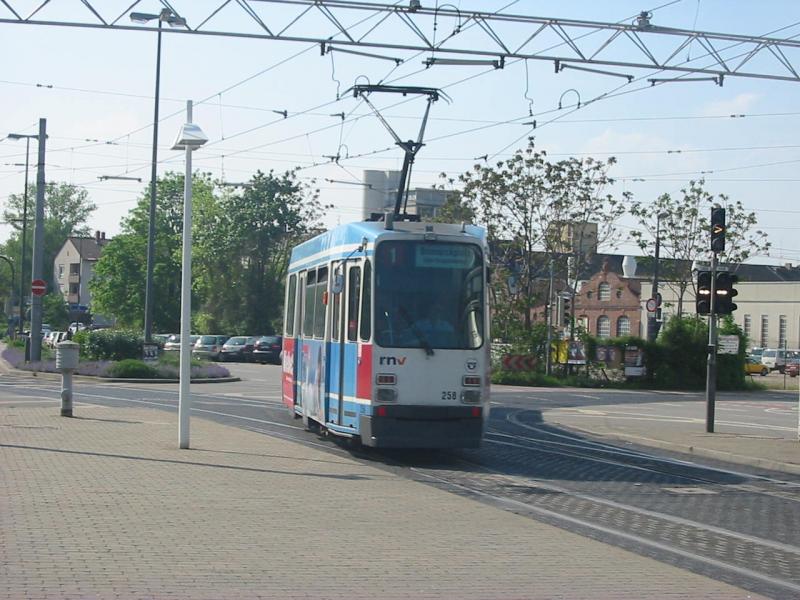 Hier ist Wagen 258 der Heidelberger Straenbahn gerade bei der Einfahrt von Heidelberg Hbf.