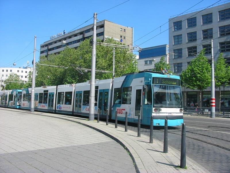 Hier ist Wagen 615 und 616 bei der Einfahrt von Mannheim Hbf. Auf Wagen 615 und anderen befinden sich kleine Fahnen, die sind vielleicht wegens des Maimarkts wenn nicht schreibt mir eine E-Mail.