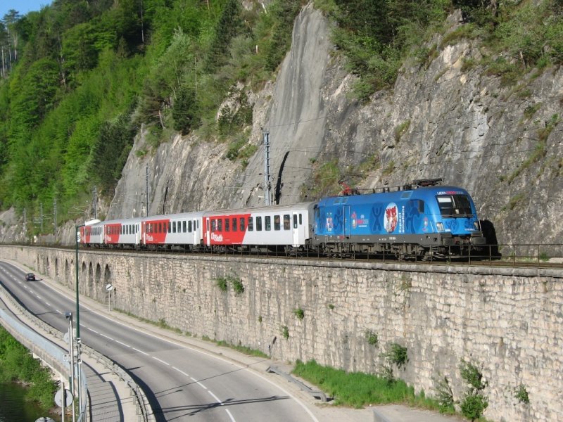 Hier war die 1116 080-1 noch mit der atraktiven Beklebung unterwegs, mit R 3409, 12.8.2008 vor dem Sonnsteintunnel nach Hst Ebensee Landungsplatz