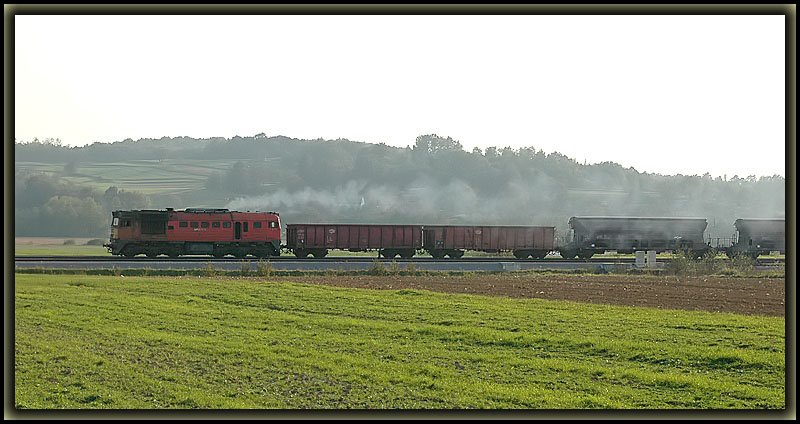 Hier war der Sonnenstand etwas besser. Eine ungarische M 62 macht sich am 12.10.2006 mit ihrem Gterzug in Hodos auf dem Weg nach Ungarn.