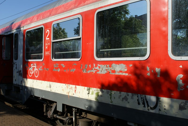 Hier war wohl das Mittel zur Graffitientfernung zu stark oder der Lack zu schwach: Ein  Rotling  zeigte am 11.05.2008 in Elmshorn, dass  er  eben auch nur umgebauter Silberling ist ...