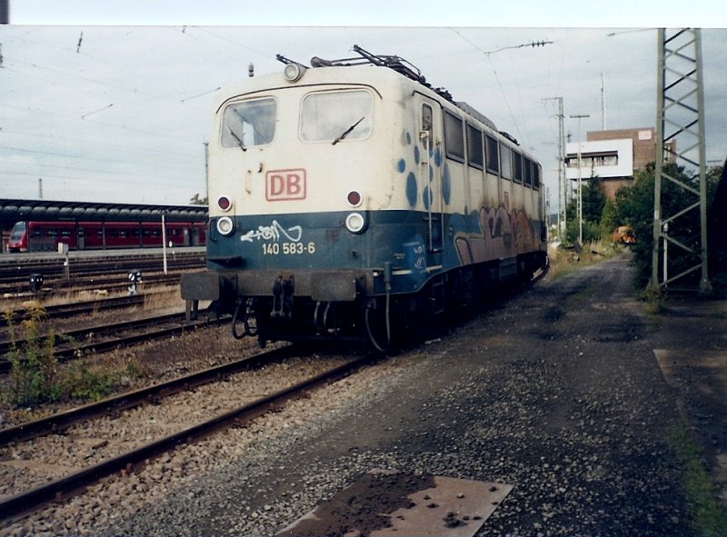 Hier waren die Graffitiknstler schon am Werk.140 583 im Oktober 2000 in Kaiserslautern.