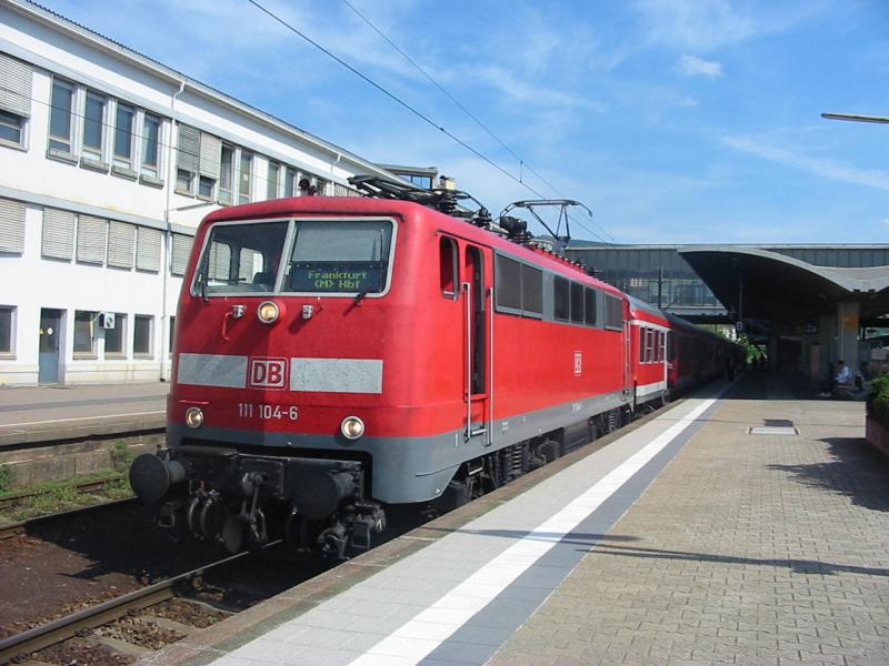 Hier wartet die 111-104 am 30.4.2005 auf ihre Abfahrt von Heidelberg Hbf nach Frankfurt a. M.