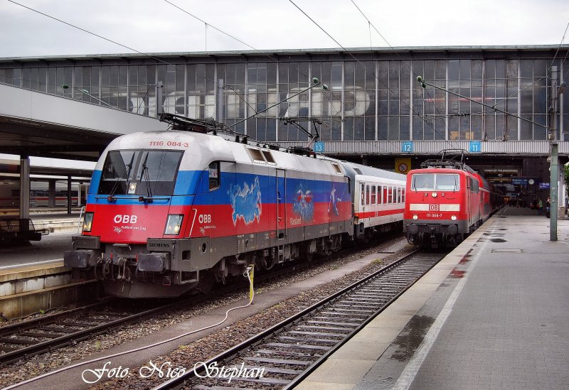 Hier wartet 1116 084-3 mit ihrem IC auf Ausfahrt,whrend von hinten 111 066-7 mit ihrem RE nach Salzburg soeben Ausfahrt erteilt bekommen hat (Bahnbildertreffen 16.05.09)