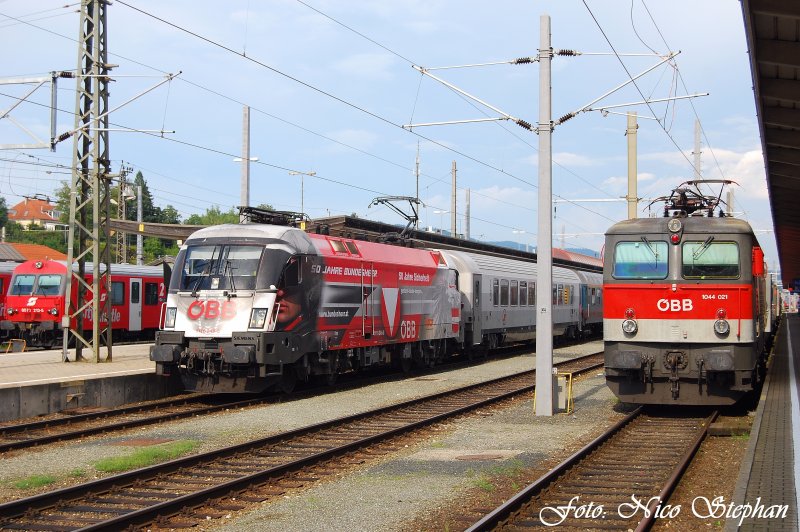 Hier wartet 1116 246-8 neben 1044 021-2 auf das Zeichen des Rangierers zum Ankuppeln des Zugteil aus Slowenien an den Zugteil aus Klagenfurt,Villach Hbf. (sterreichurlaub 10.08.09)