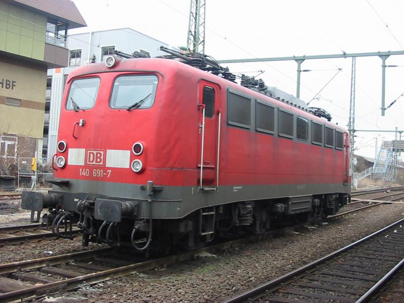 Hier wartet die 140-691 auf ihren Einsatz in Worms Hbf.