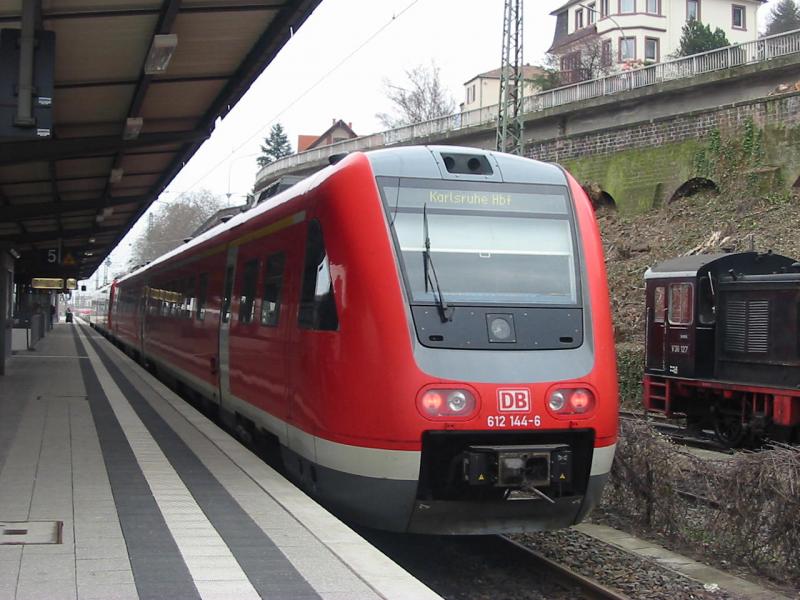Hier wartet der 612-144 als zweite Einheit auf seine Abfahrt nach Karlsruhe