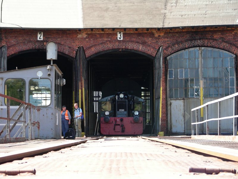 hier wartet die gute alte K des Neustrelitzer Hafenbahn e.V.
noch auf den Rollout ins Freie Bw Neustrelitz am 04.05.07