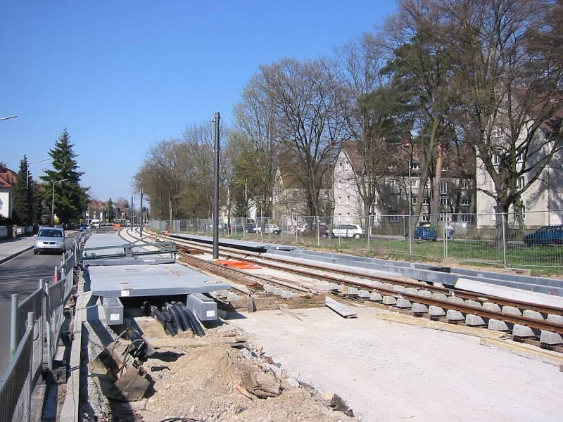 Hier eine weitere Aufnahme vom Bau der Nordstadtbahn. Sie stammt vom 07.04.2006 und zeigt eine noch nicht komplett fertiggestellte Haltestelle. Der Bahnsteig besteht aus Fertigteilen und weicht vom Design her vllig ab von den anderen im Stadtgebiet.