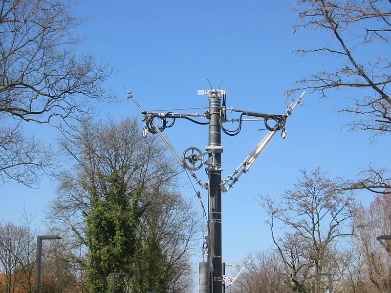 Hier eine weitere Aufnahme vom Bau der Nordstadtbahn. Sie stammt vom 07.04.2006 und zeigt den oberen Teil des Oberleitungsmast vom vorhergehenden Bild mit strkerer Vergrerung.