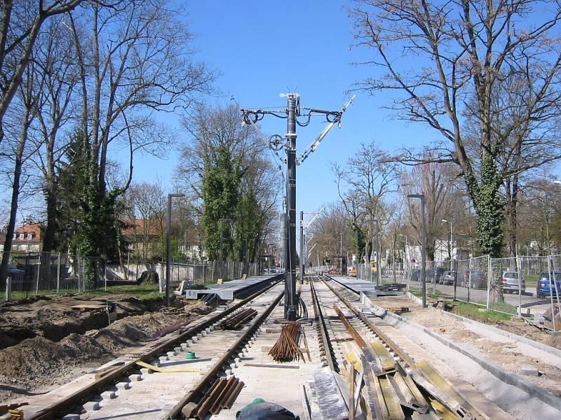 Hier eine weitere Aufnahme vom Bau der Nordstadtbahn. Sie stammt vom 07.04.2006. Wie man sehen kann gab es zu diesem Zeitpunkt noch viel zu tun, auch die Oberleitungen waren noch nicht gespannt.
