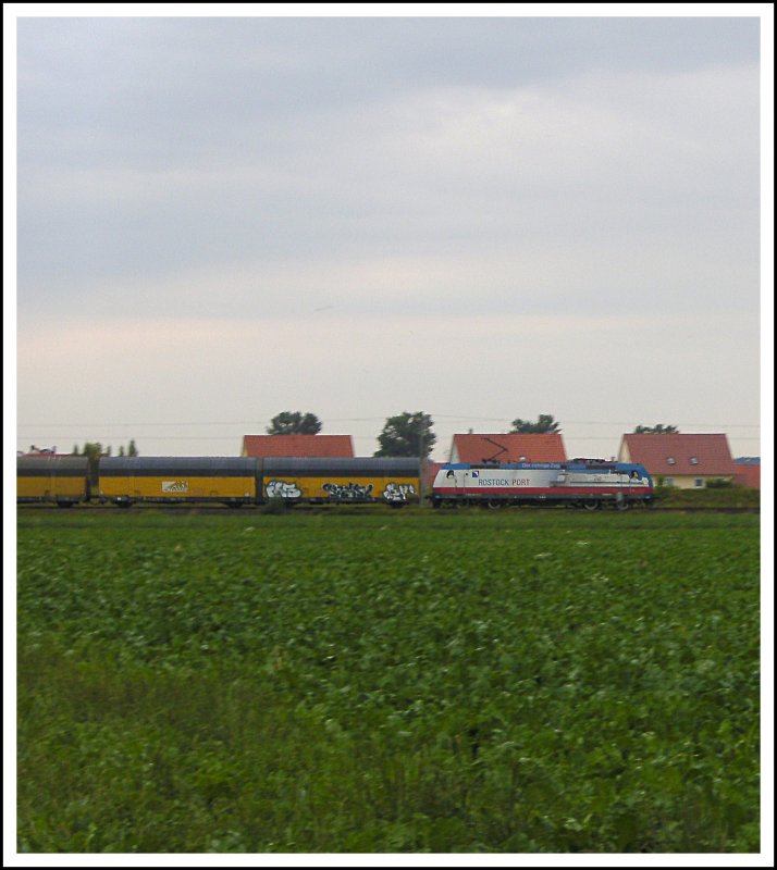 Hier die Werbung f�r Rostock Port (185 513 -9 ) mit G�tern der gerade durch K�fering f�hrt und danach in Regensburg Ost halten wird. 