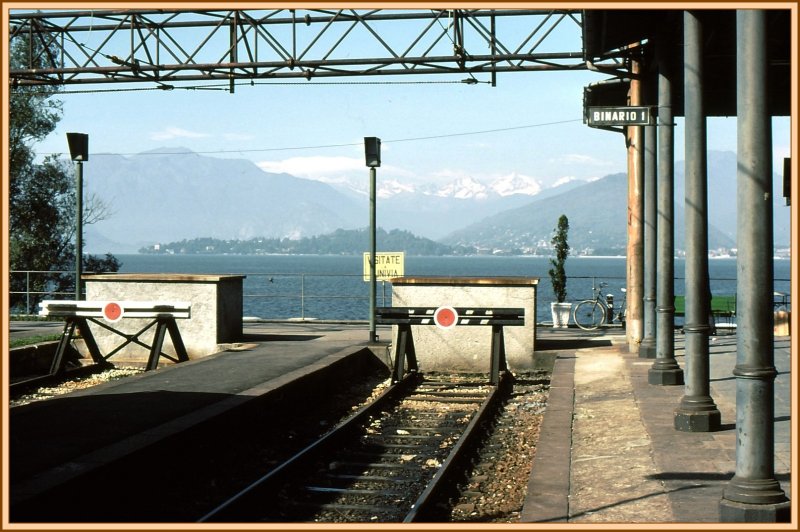 Hier ist das westliche Ende der Ferrovie Nord Milano in Laveno am Lago Maggiore zu sehen. Von hier fhrt die Fhre hinber nach Intra. Die Berge im Simplongebiet sind bereits verschneit. (Archiv 10/81)