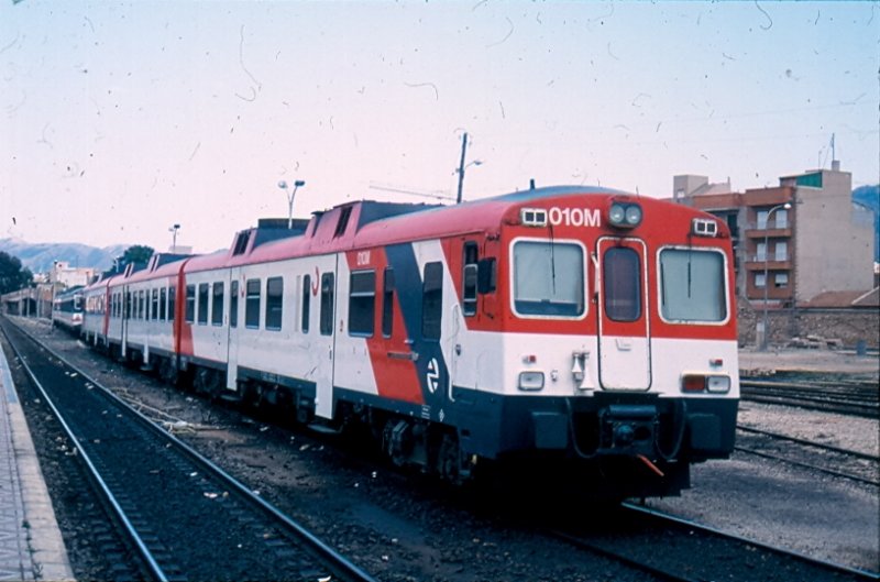 Hier wieder eine der verschiedenen Lackierungsvarianten der spanischen Baureihe 592. Hinweis: eingescanntes Dia