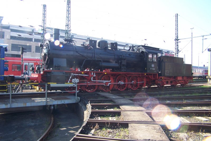 Hier wird die 57.10 von der blauen Kf auf die Drehscheibe gezogen. 